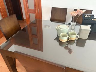 Mesa extensible cristal y 6 sillas wengue