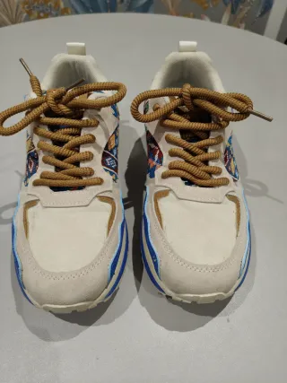 Zapatillas deportivas beige y azul