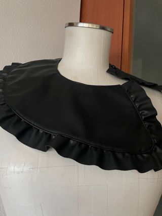 Colletto in ecopelle con volant