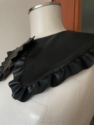 Colletto in ecopelle con volant