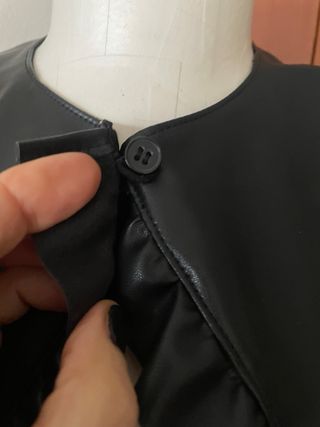 Colletto in ecopelle con volant