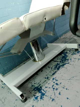 Cama de masaje plegable blanca