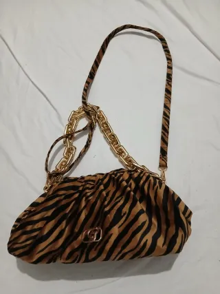 Borsa con stampa animalier e catena dorata
