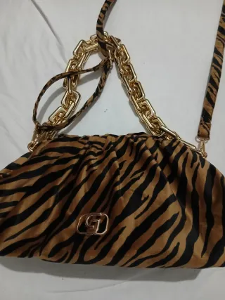 Borsa con stampa animalier e catena dorata