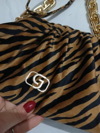 Borsa con stampa animalier e catena dorata
