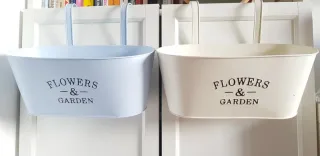 Maceteros colgantes metal beige y azul