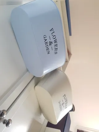 Maceteros colgantes metal beige y azul