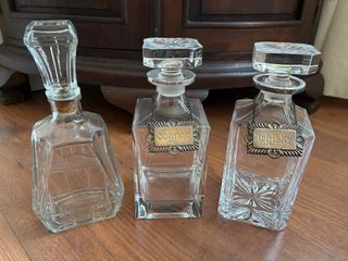 3 bottiglie di liquore antiche con etichette