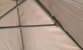 Sombrilla de terraza beige y negra