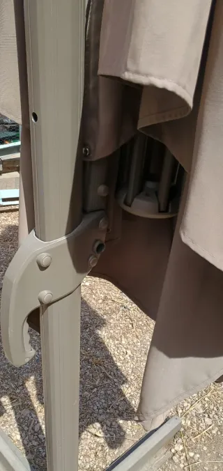 Sombrilla de terraza beige y negra