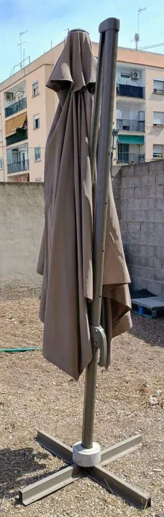 Sombrilla de terraza beige y negra