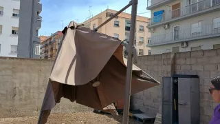 Sombrilla de terraza beige y negra