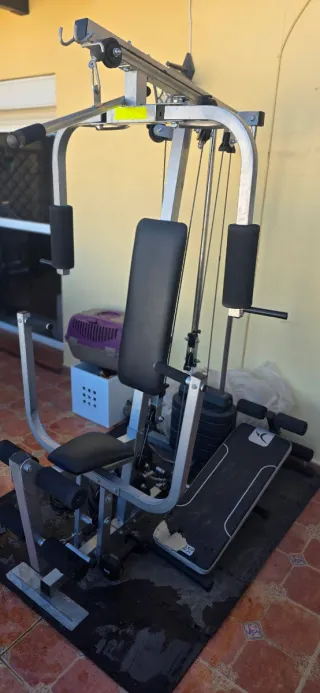 Máquina Multiestación Gimnasio, con pesas y banco.