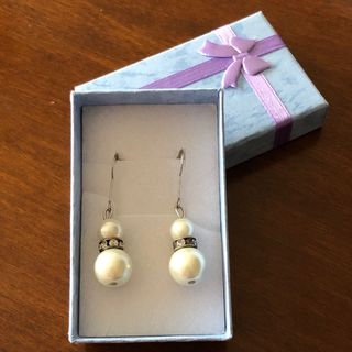 Pendientes de perla con detalles plateados