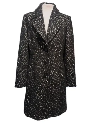 Abrigo de pelo de leopardo blanco y negro