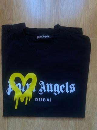 Camiseta Negra Logo Corazón Amarillo