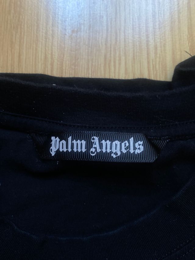 Camiseta Negra Logo Corazón Amarillo