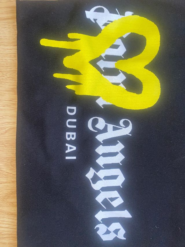 Camiseta Negra Logo Corazón Amarillo