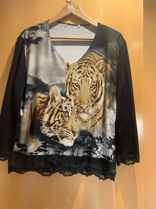 Blusón animal print manga larga con puntilla.