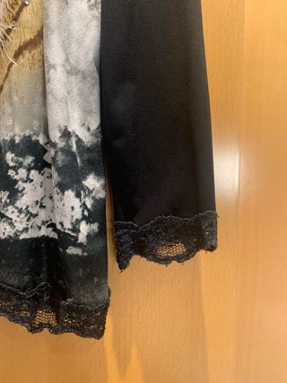 Blusón animal print manga larga con puntilla.