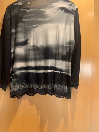 Blusón animal print manga larga con puntilla.