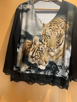 Blusón animal print manga larga con puntilla.