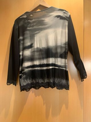 Blusón animal print manga larga con puntilla.