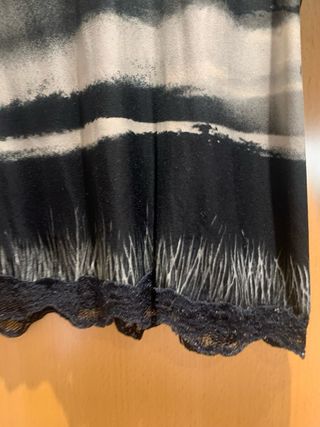 Blusón animal print manga larga con puntilla.