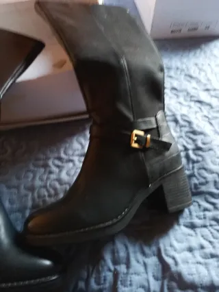 Botas altas negras con hebilla dorada