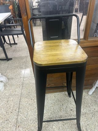 Taburetes Tolix con respaldo