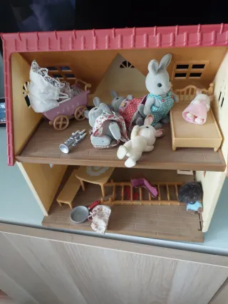 Casa de muñecas con muebles