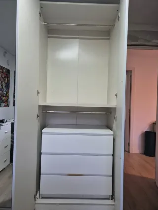 Armario blanco con puertas de espejo