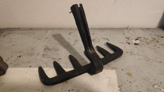 Rastrillo antiguo de hierro forjado, Mano de hierr