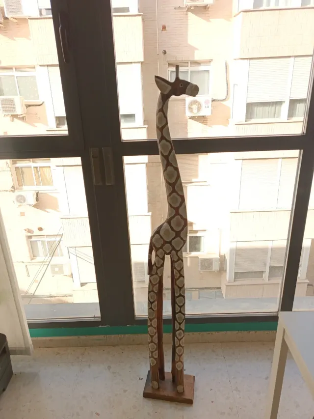 Estatua de jirafa de madera muy bonita