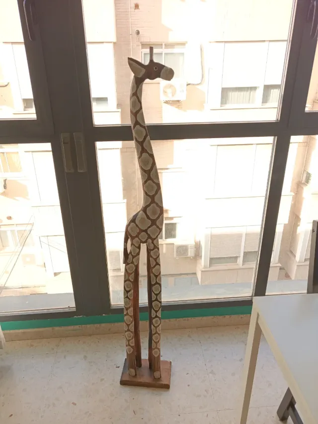 Estatua de jirafa de madera muy bonita
