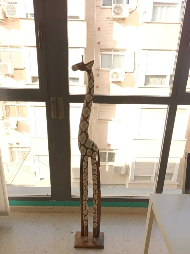 Estatua de jirafa de madera muy bonita