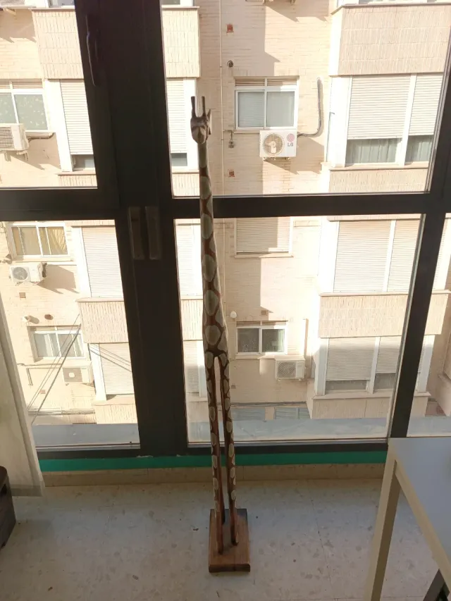 Estatua de jirafa de madera muy bonita