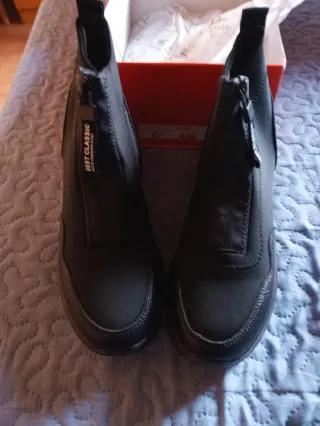 Botas deportivas negras con cremallera