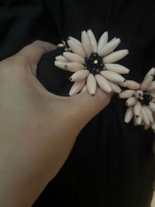 Vestido negro de fiesta con flores