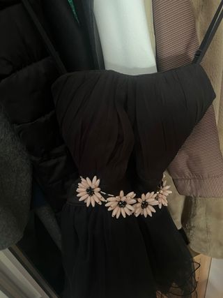 Vestido negro de fiesta con flores