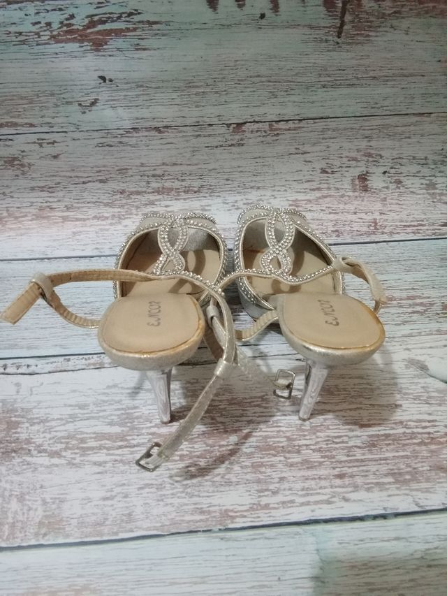 Zapatos de tacón beige con pedrería