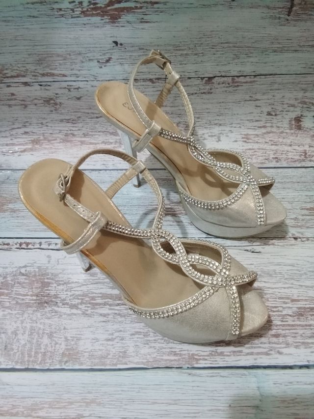 Zapatos de tacón beige con pedrería