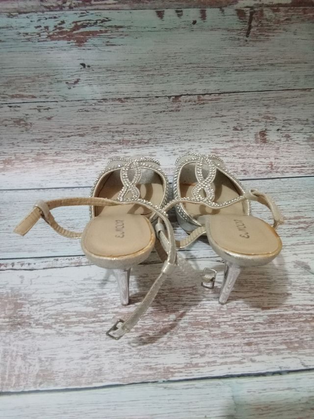 Zapatos de tacón beige con pedrería