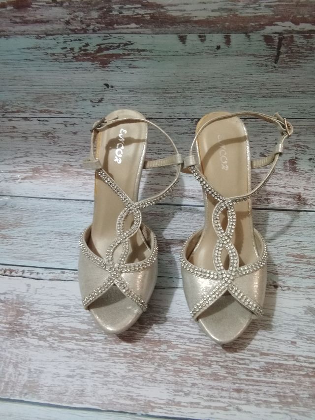 Zapatos de tacón beige con pedrería
