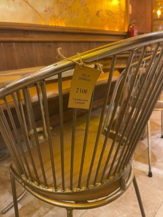 Silla de hierro y cuero marrón/dorado.