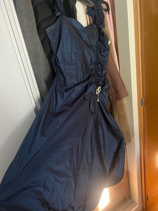 Vestido azul de fiesta con drapeado lateral