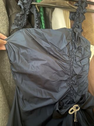 Vestido azul de fiesta con drapeado lateral