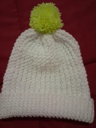 Gorro de lana blanco con pompón amarillo