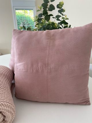 Manta y cojines rosa