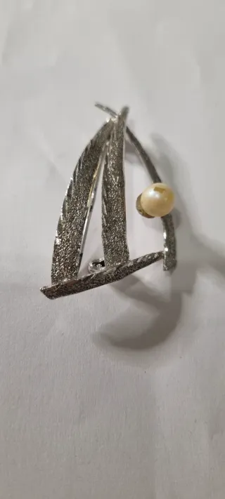 Spilla vintage a forma di barca a vela con perla
